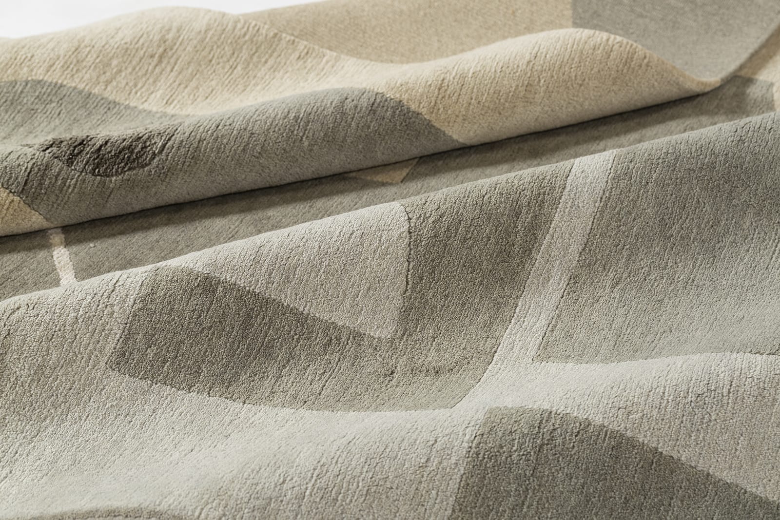 detail image of Talking Heads Smoke hand knotted area rug design by Tufenkian