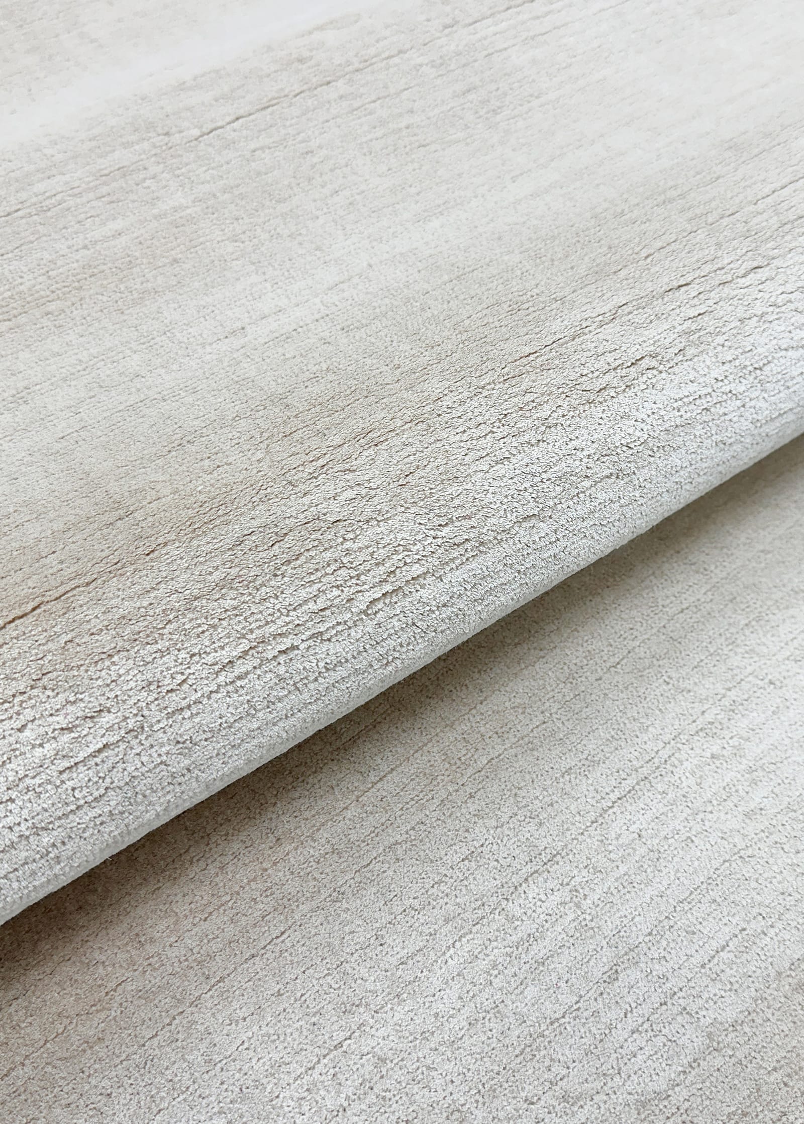 LUXE SOLID SILK 6MM CUT PILE NATURAL WHITE