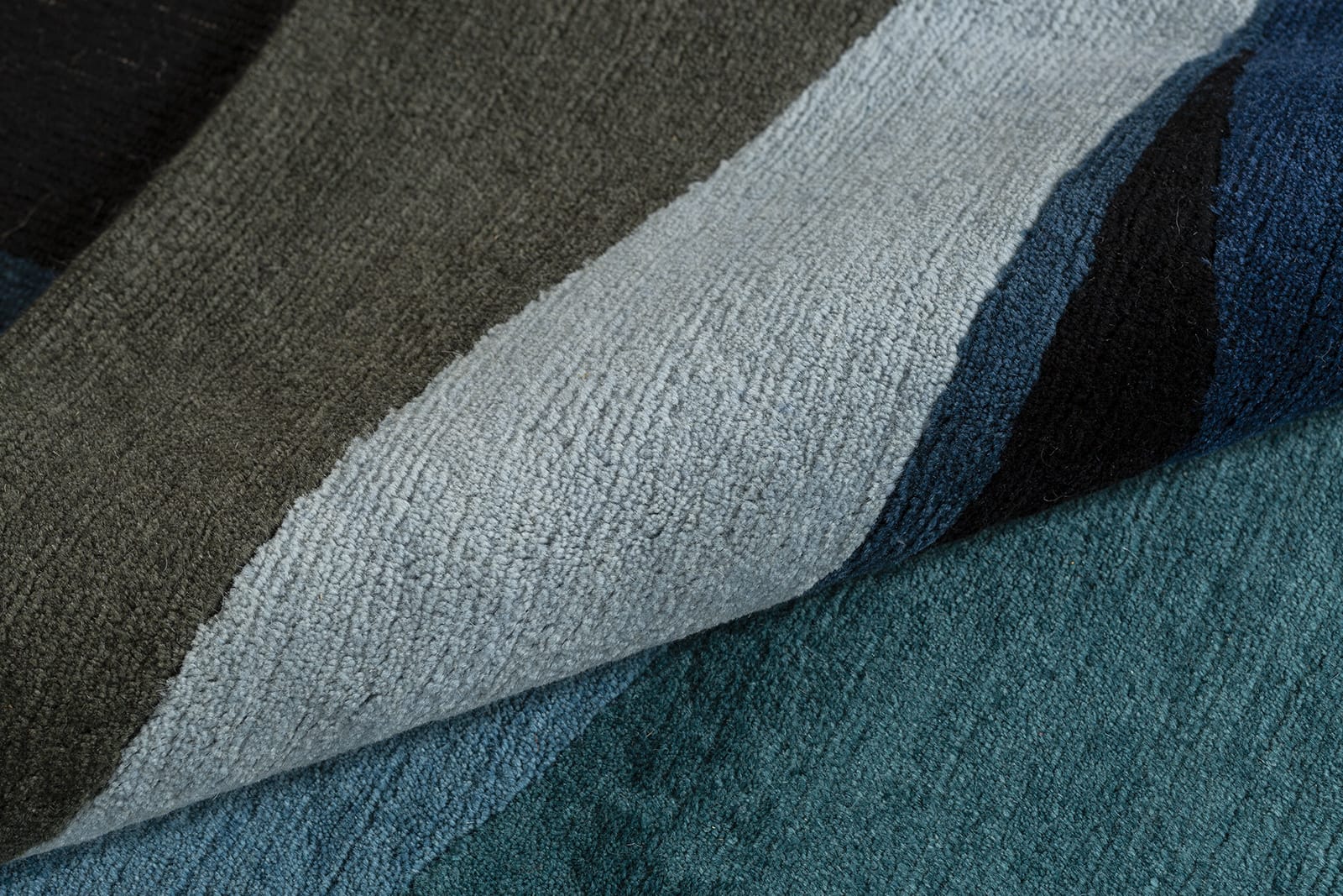 detail image of Cystal Aqua hand knotted area rug design by Tufenkian