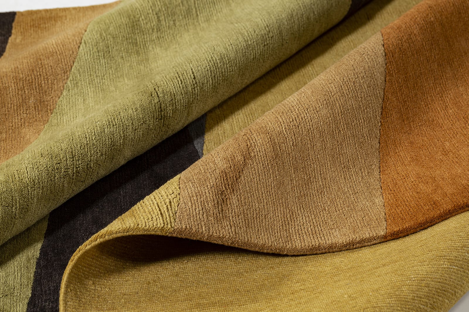 detail image of Crystal Ochre hand knotted area rug design by Tufenkian