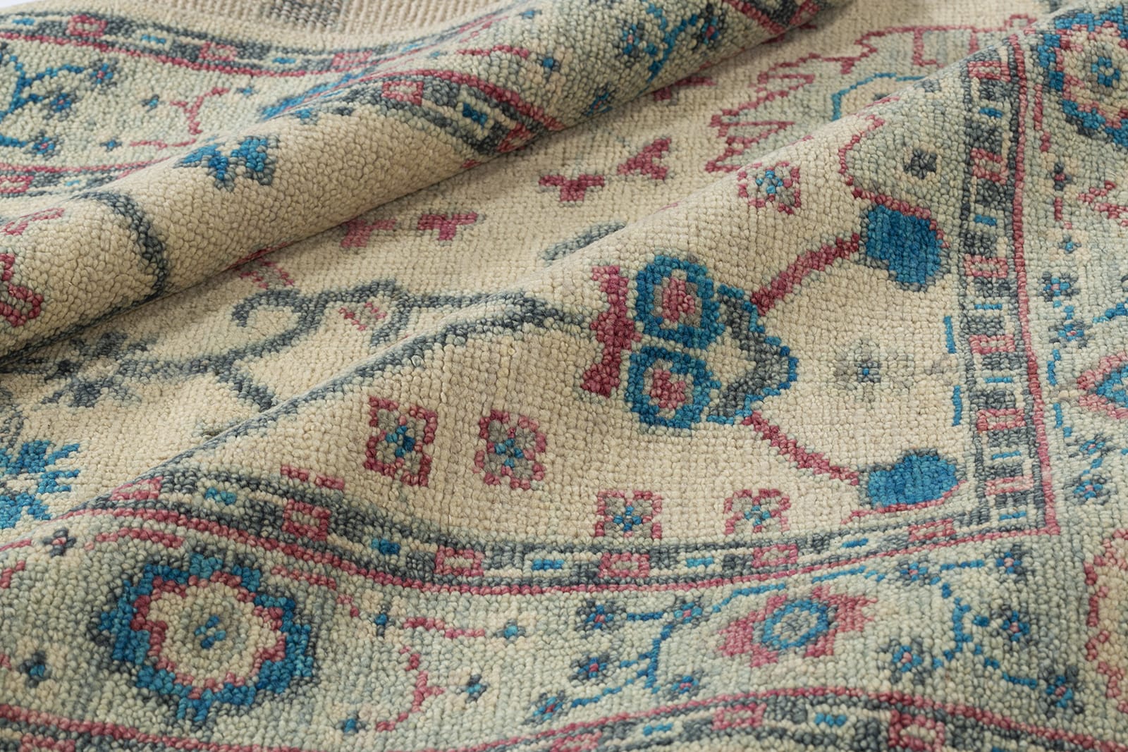 detail image of Donegal III Ivory Rose hand knotted area rug design by Tufenkian