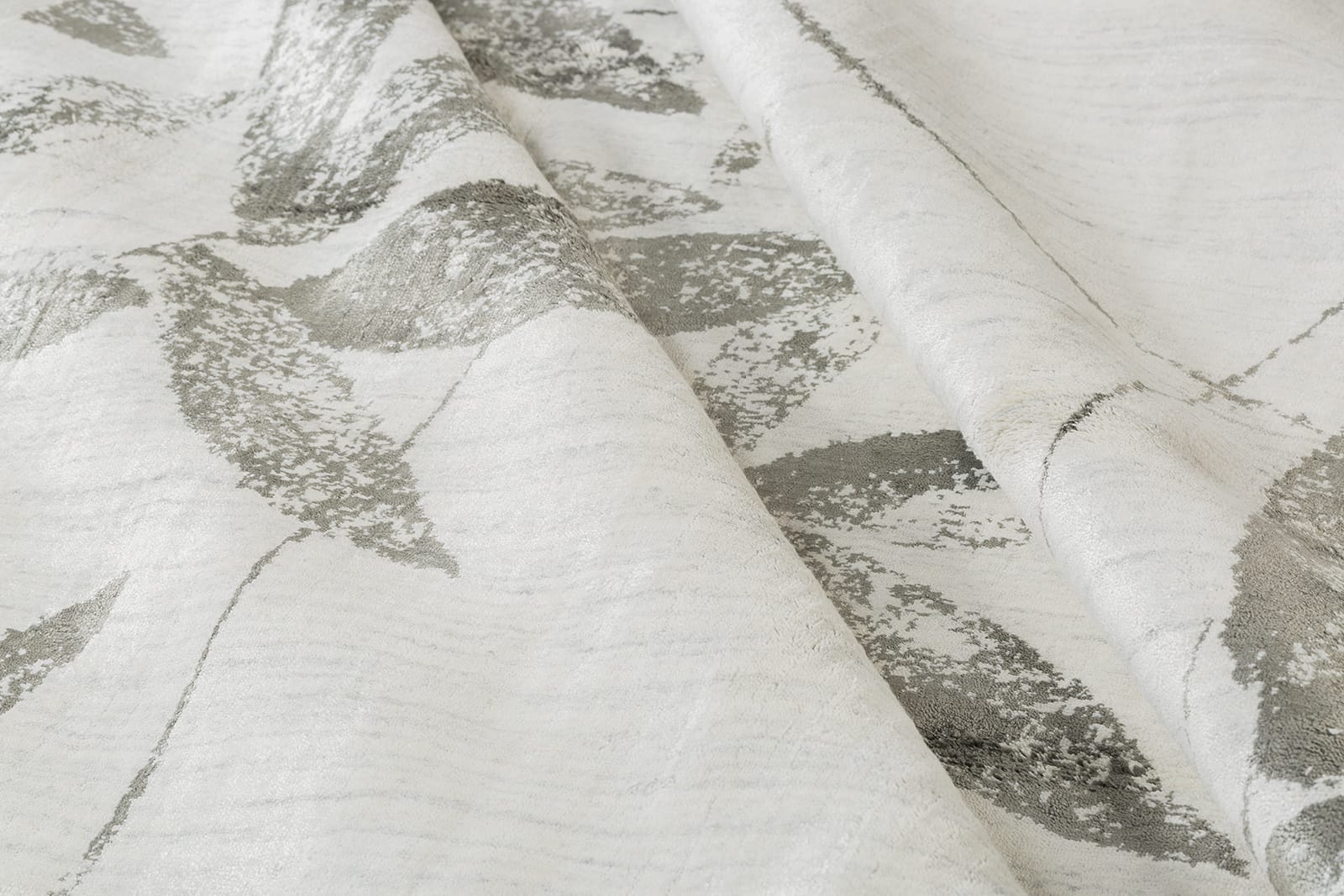 Detail image of Frond White Black