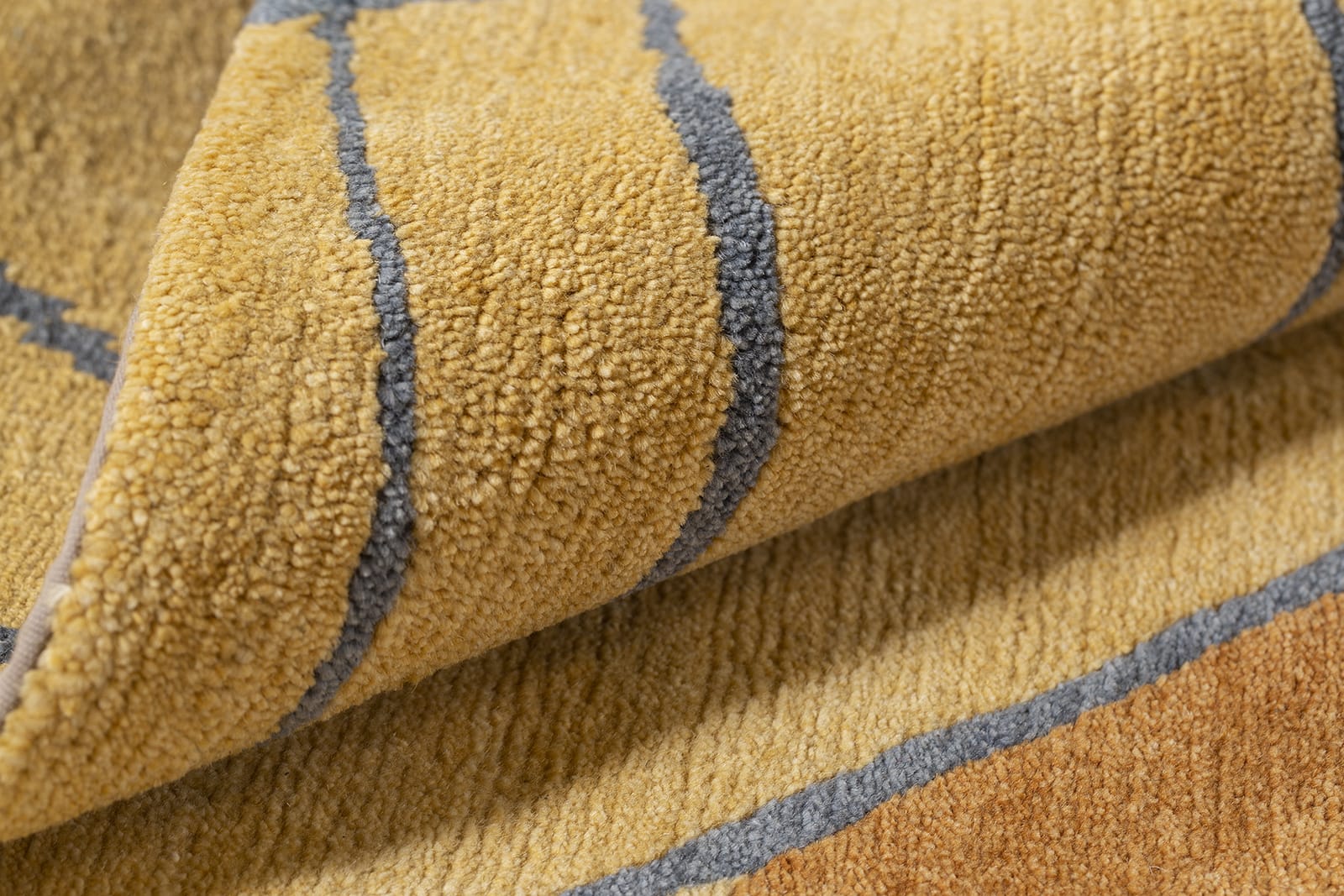 detail image of Plume Amber hand knotted area rug design by Tufenkian