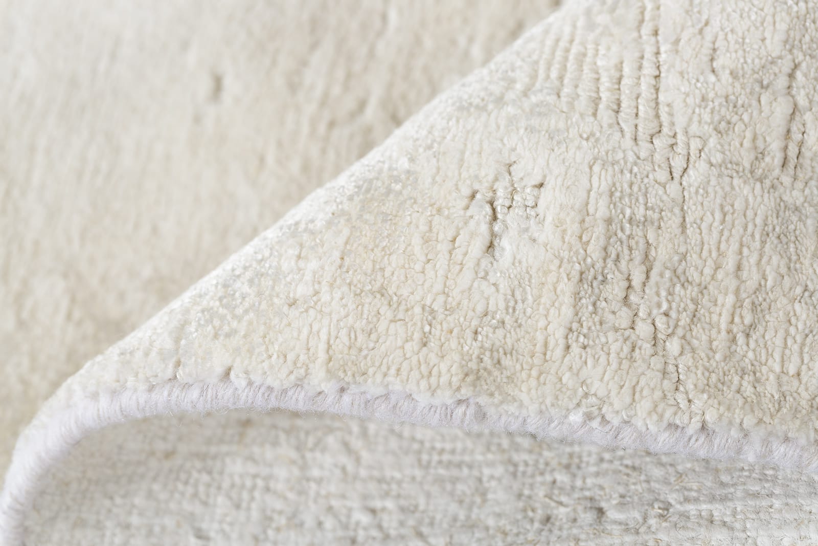 detail image of Shoreline III Pearl hand knotted area rug design by Tufenkian